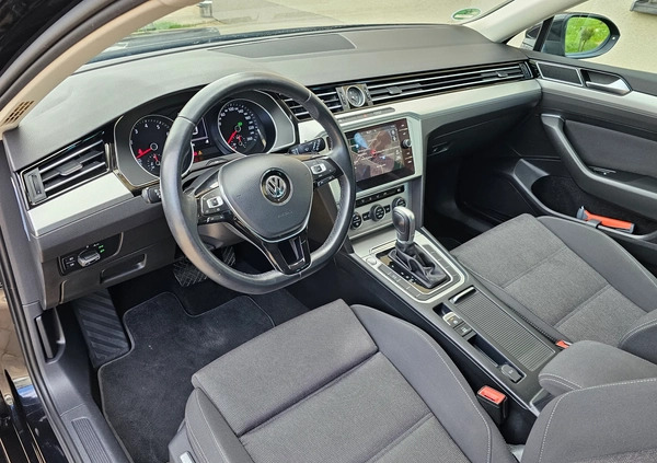 Volkswagen Passat cena 63800 przebieg: 180000, rok produkcji 2019 z Tuszyn małe 562